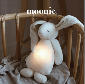 MOONIE: Приятелче за спокоен сън с нощна лампа и успокояващи звуци - ЗАЙО "CREAM"